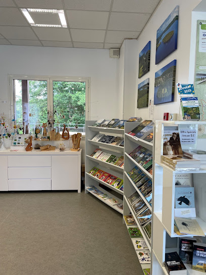 Boutique D'artisanat Et Produits Régionaux À L'office De Tourisme D'auphelle, Boutique De Cadeaux à Peyrat-le-Château